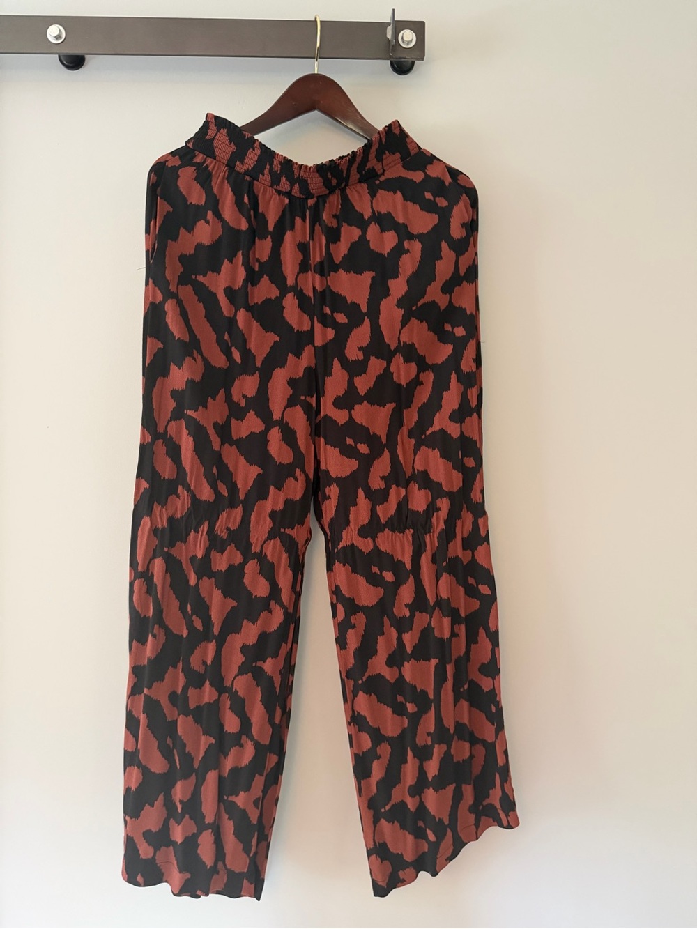 Evereve Black & Rust Wide-Leg Printed Pants